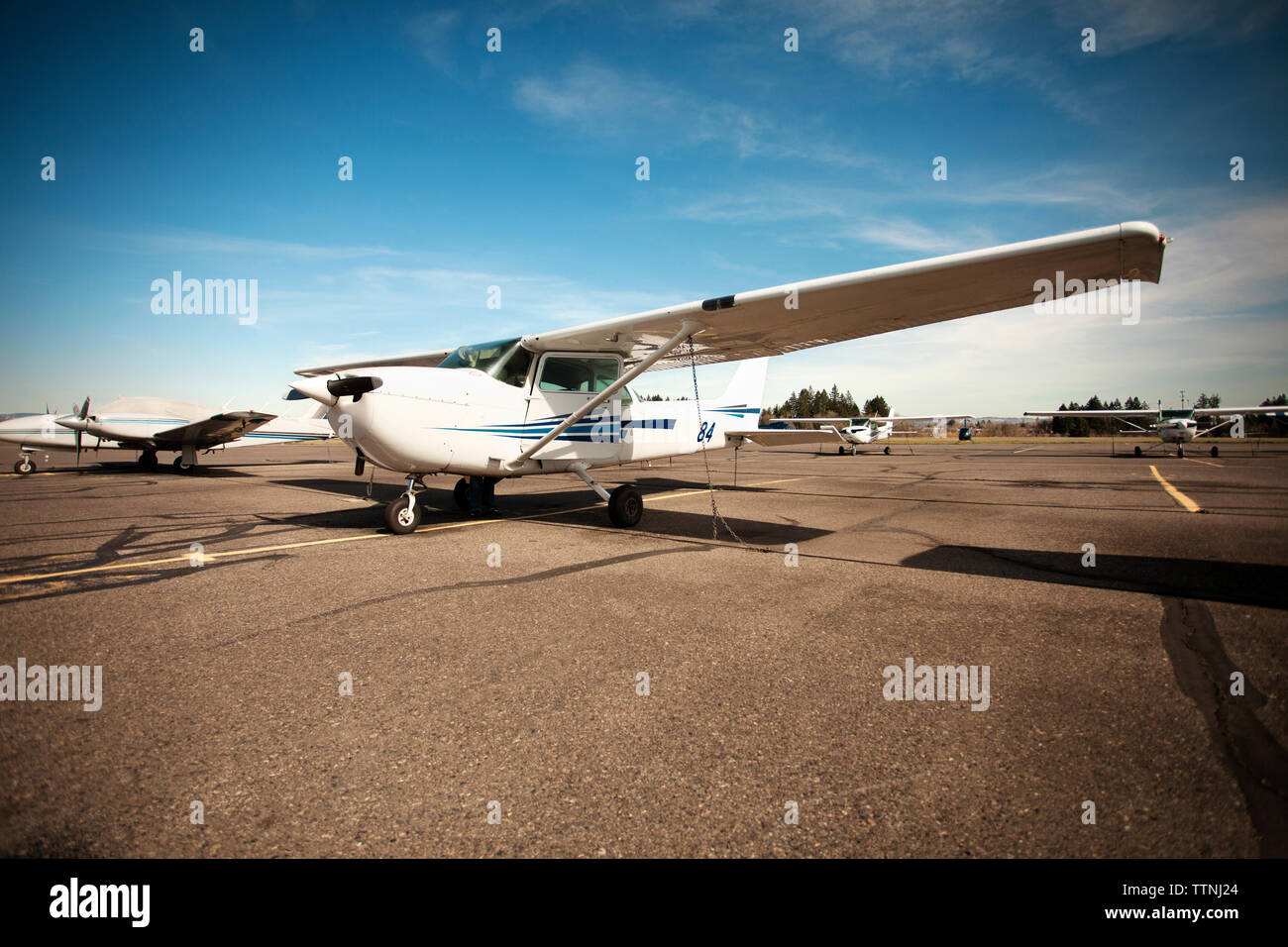 Airplanes with sky hi-res stock photography and images - Alamy