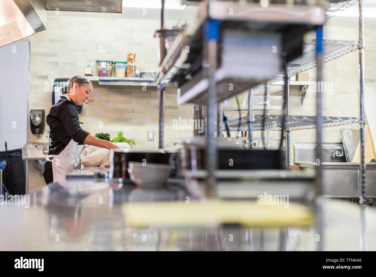 Kitchen worker hi-res stock photography and images - Alamy