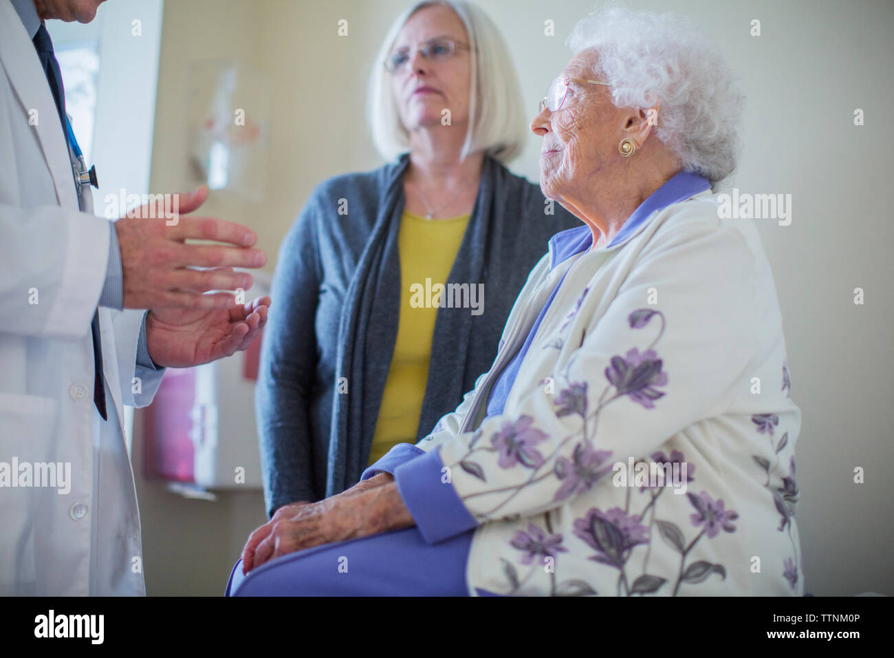 Doctor talking patient room hi-res stock photography and images - Alamy