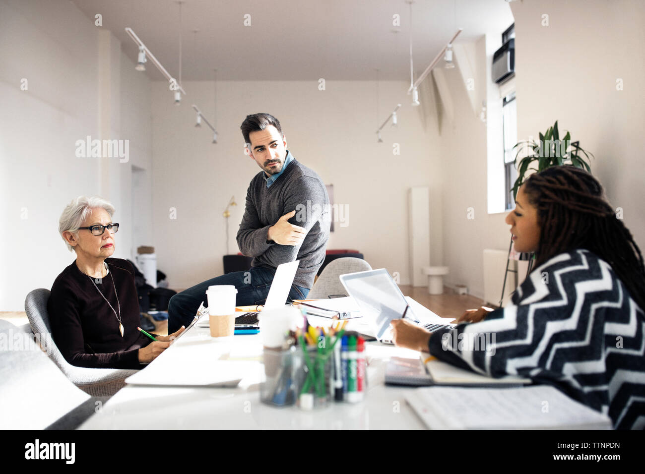 Discussing On Table Teamwork business discussion office table hi-res stock photography and ...