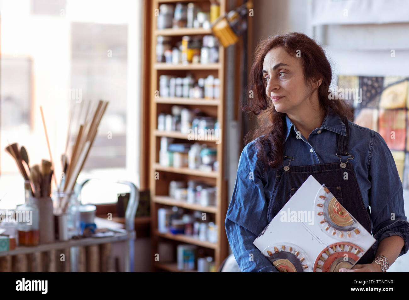 Holding artwork hi-res stock photography and images - Alamy