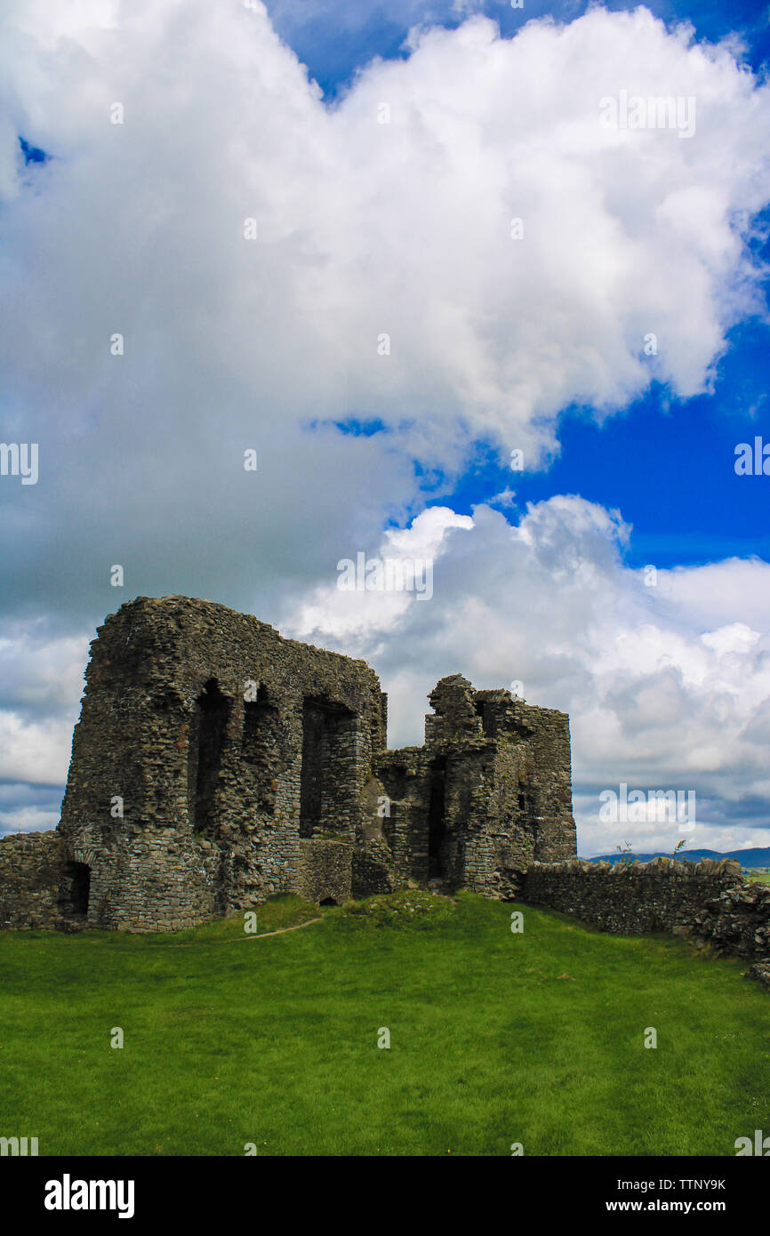 kendal-cumbria-uk-17th-june-2019-uk-weather-sunshine-and-blue-sky