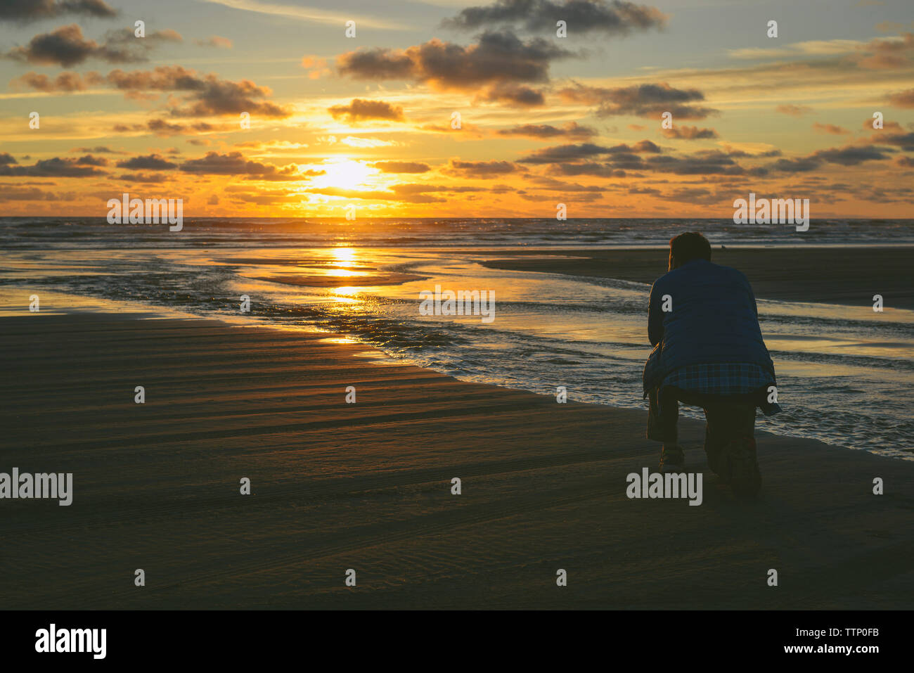 Man kneeling, rear hi-res stock photography and images - Alamy