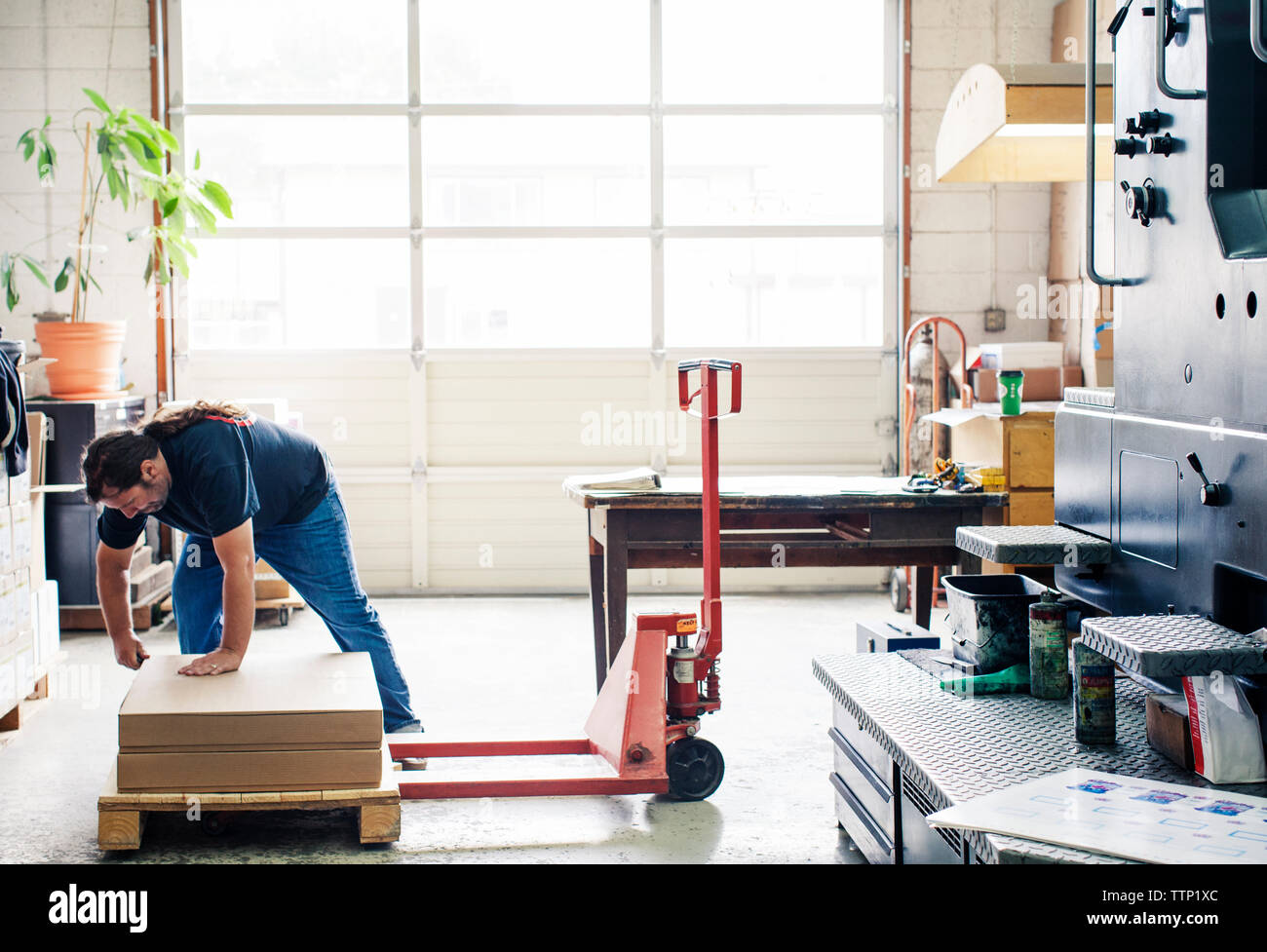 Workshop Loading Truck workshop hi-res stock photography and images - Alamy
