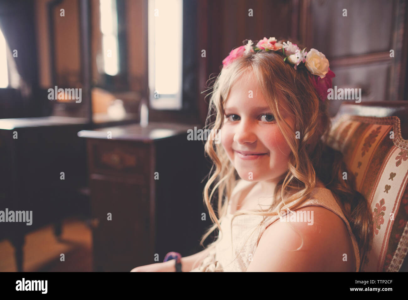 Girl sitting on chair smiling hi-res stock photography and images - Alamy