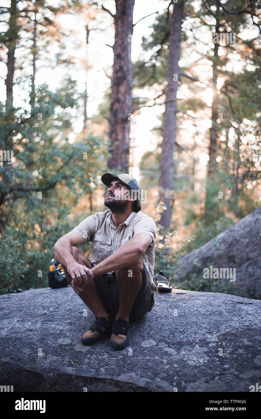 Old man sitting on rock hi-res stock photography and images - Alamy