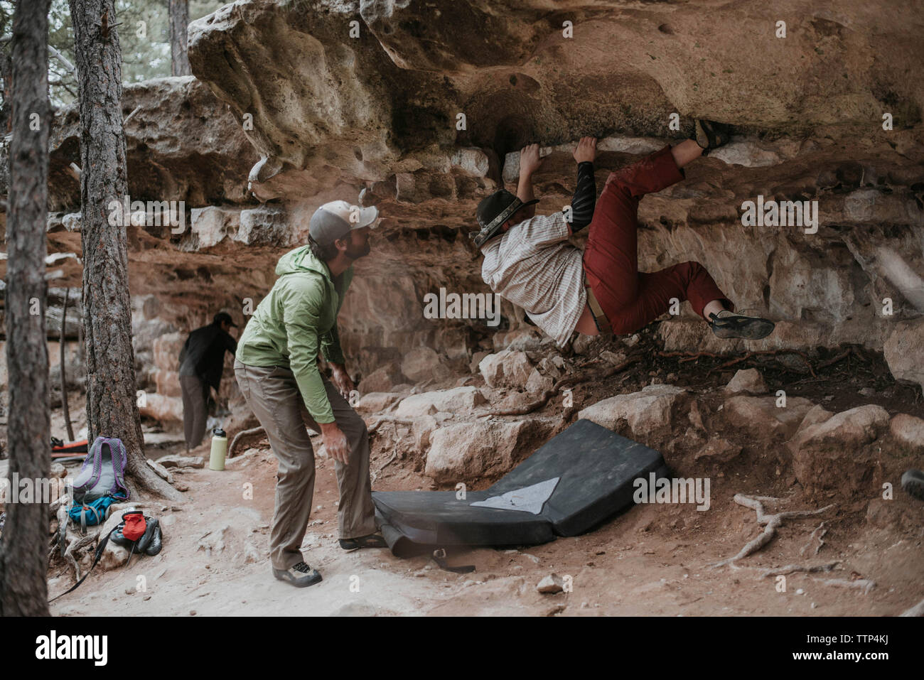 Man rock climbing red rocks hi-res stock photography and images - Alamy