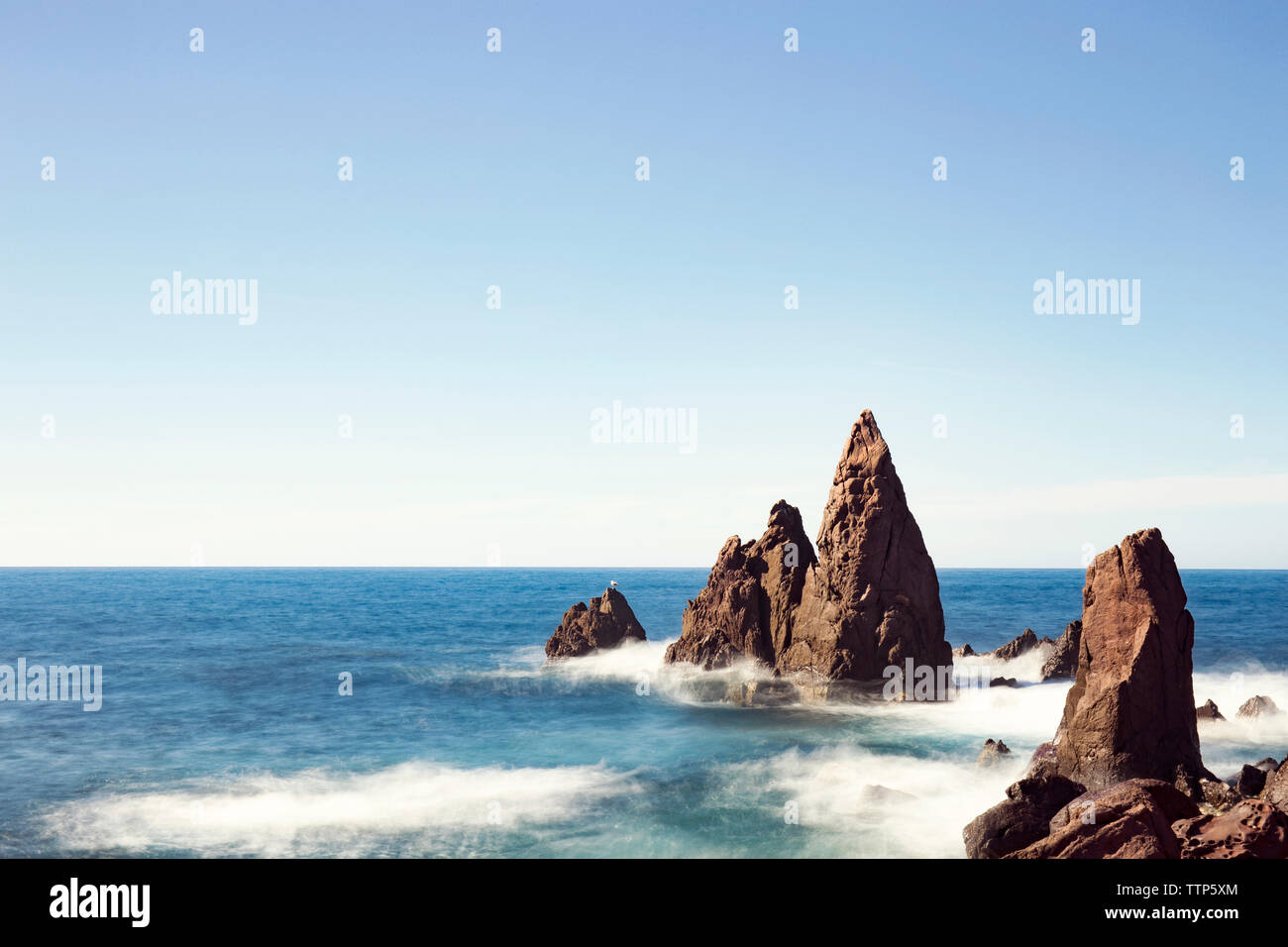 Rock ocean clear sky hi-res stock photography and images - Alamy