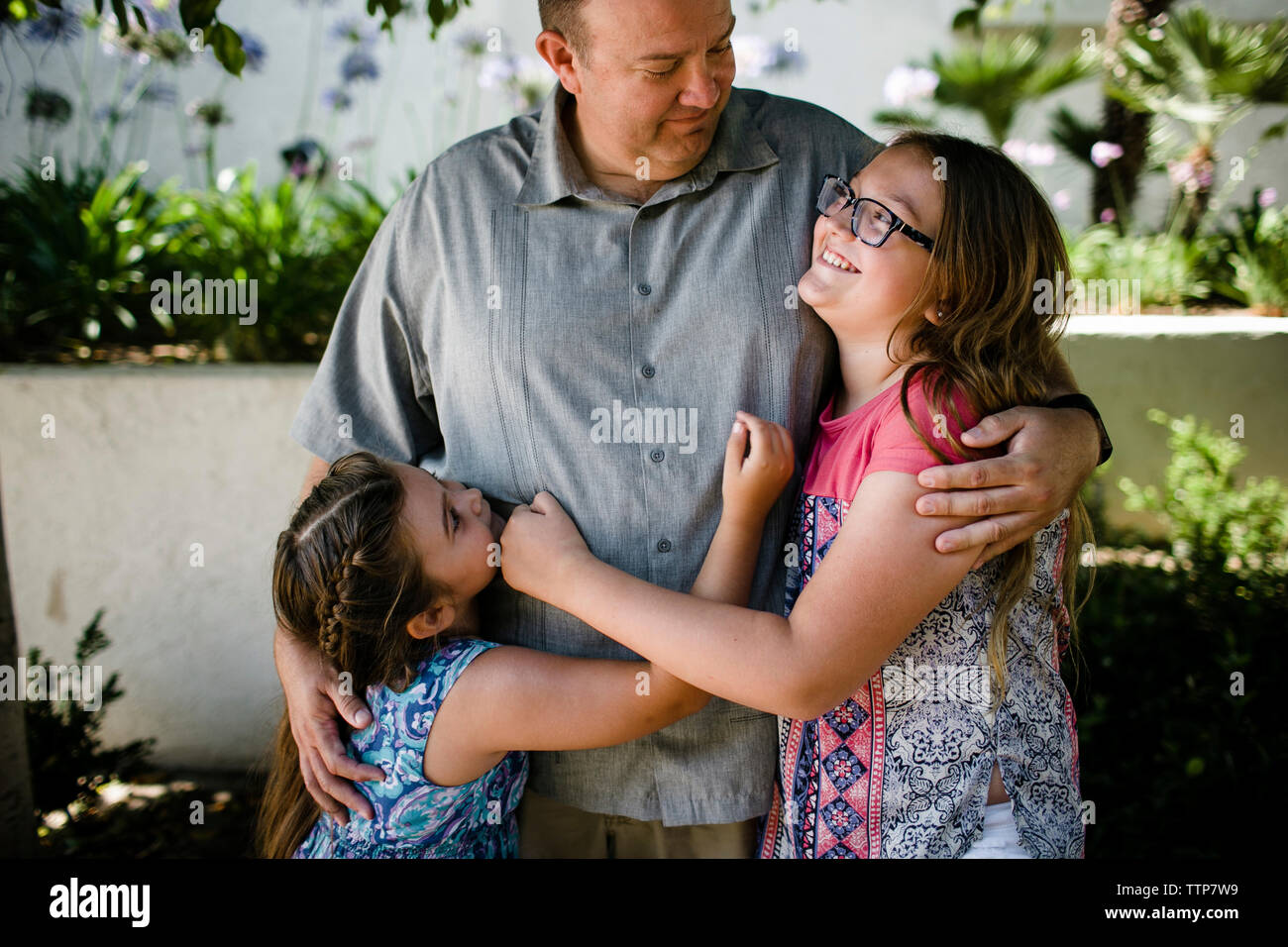 Отец и дочь картинки. Отец и сын на закате. While my father. While my father. Семья с ребенком на кухне.