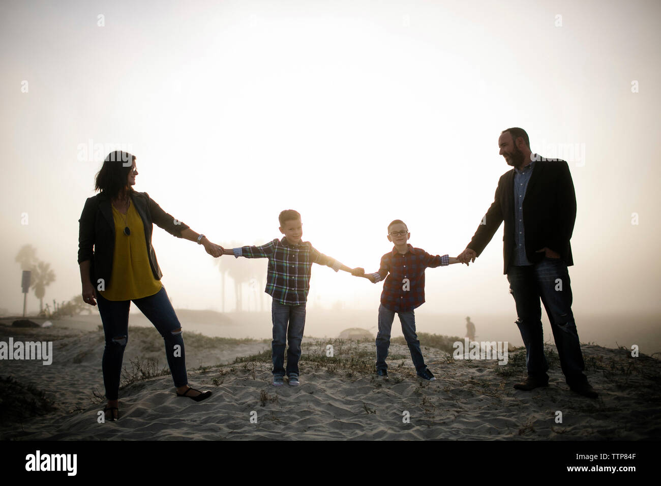 Holding hands silhouette hi-res stock photography and images - Alamy