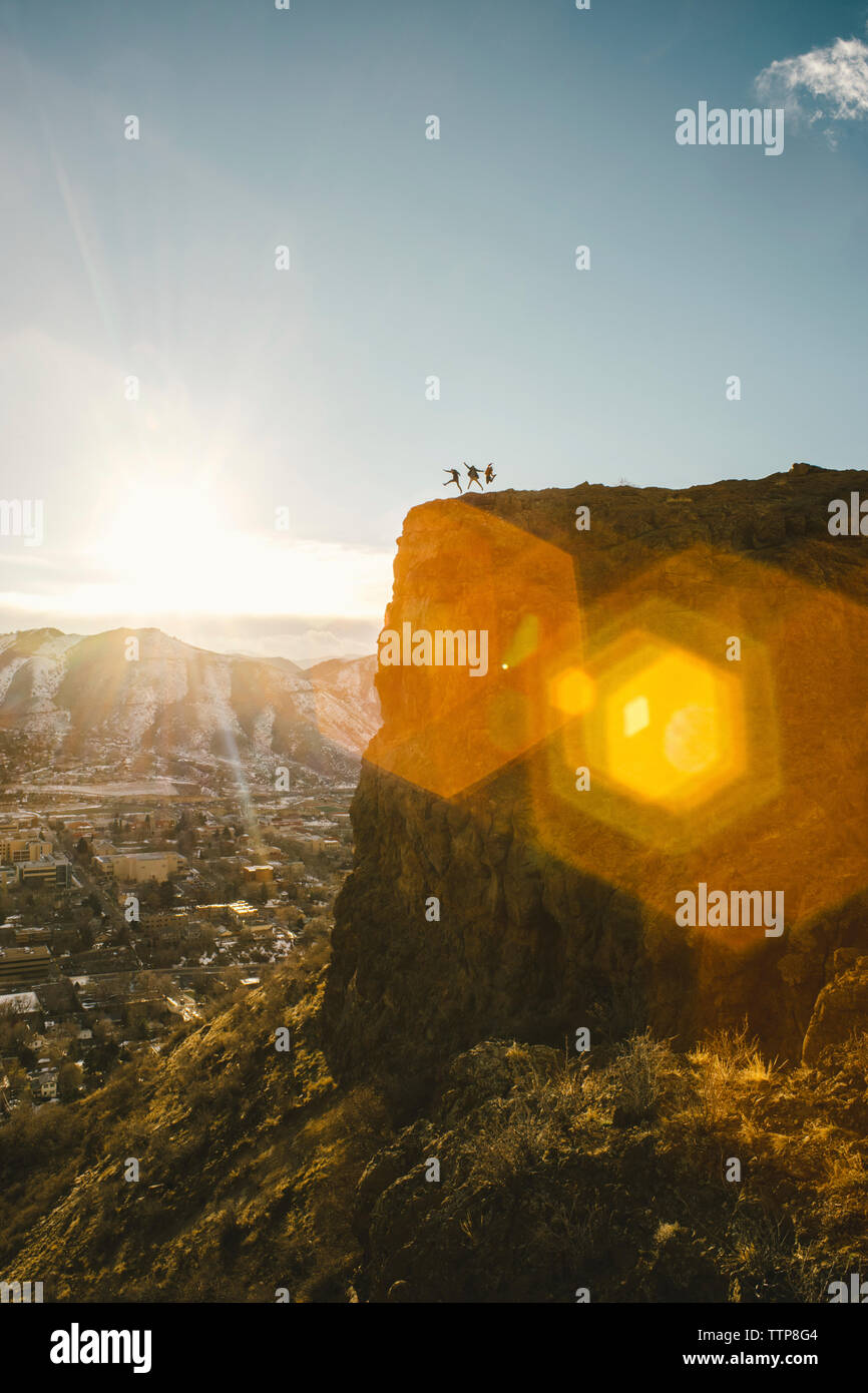 People on cliff top hi-res stock photography and images - Alamy