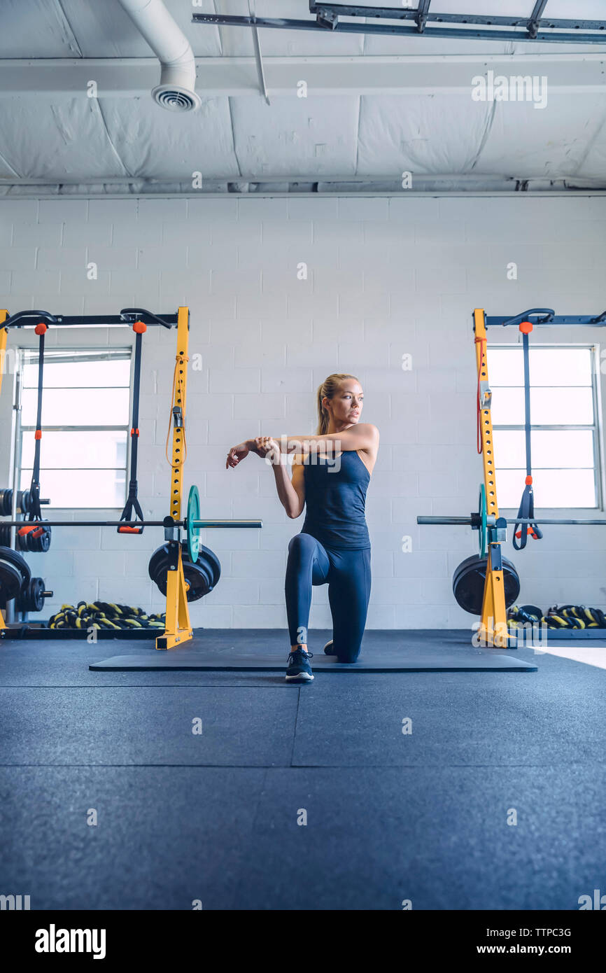 Front view young woman kneeling hi-res stock photography and images - Alamy