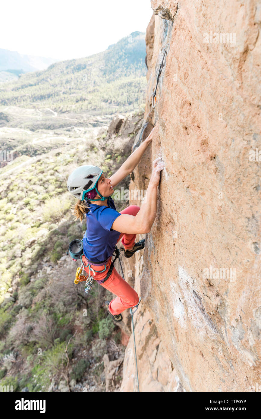 Climbing helmet hires stock photography and images Alamy