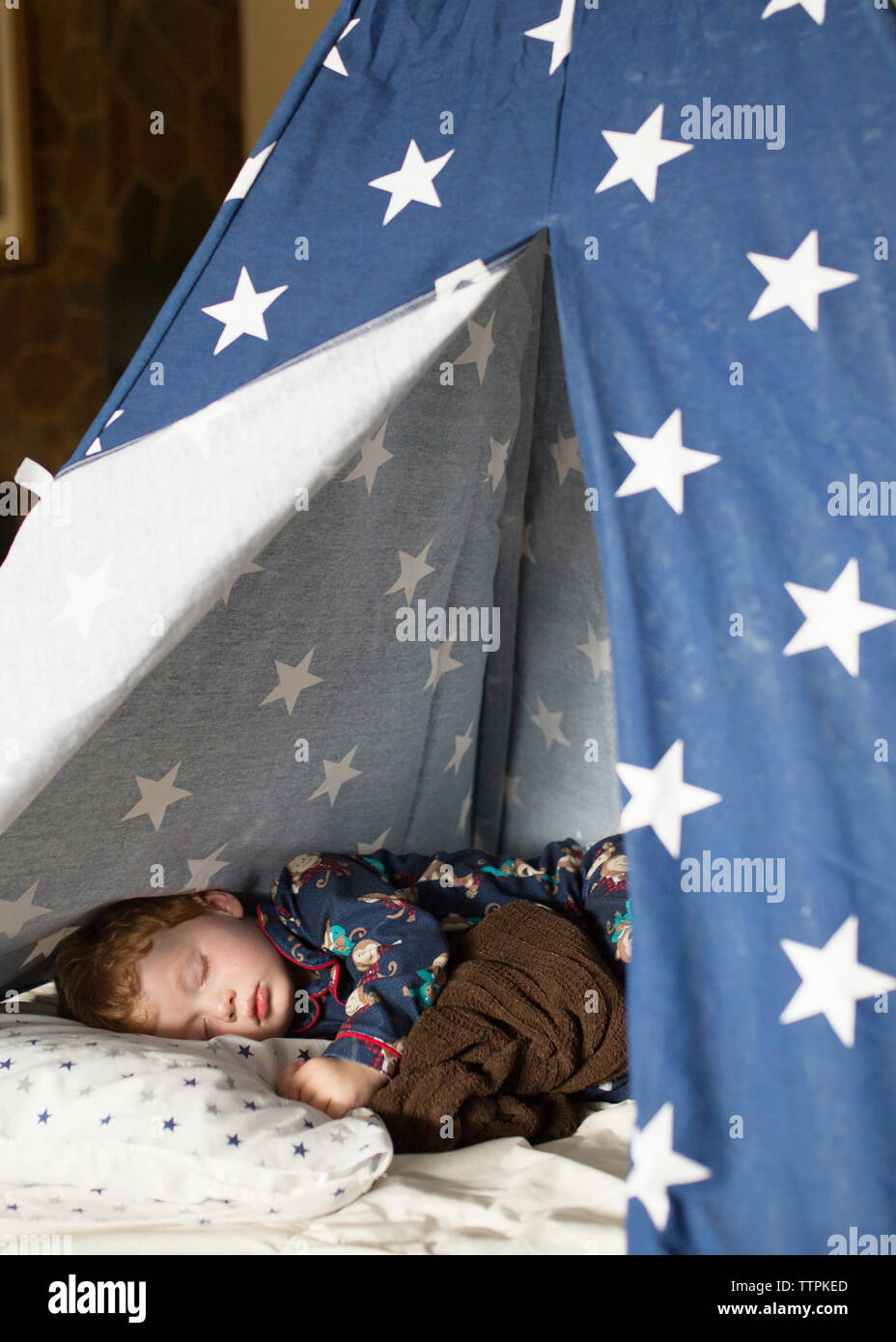 Age tent sleeping hires stock photography and images Alamy