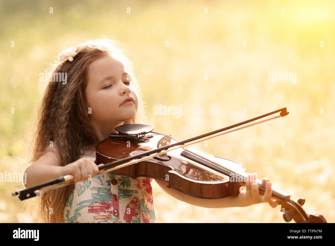 Beautiful girl playing violin Stock Photo - Alamy