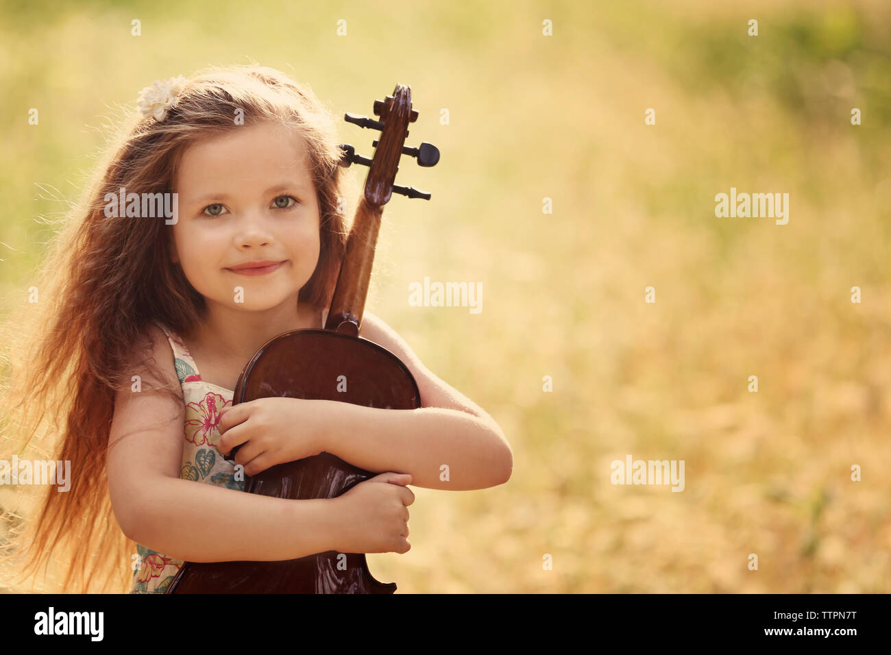 Beautiful girl playing violin Stock Photo - Alamy