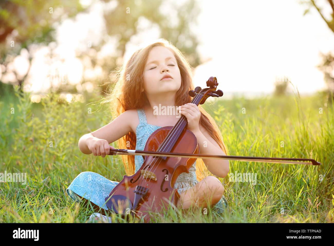 Beautiful girl playing violin Stock Photo - Alamy