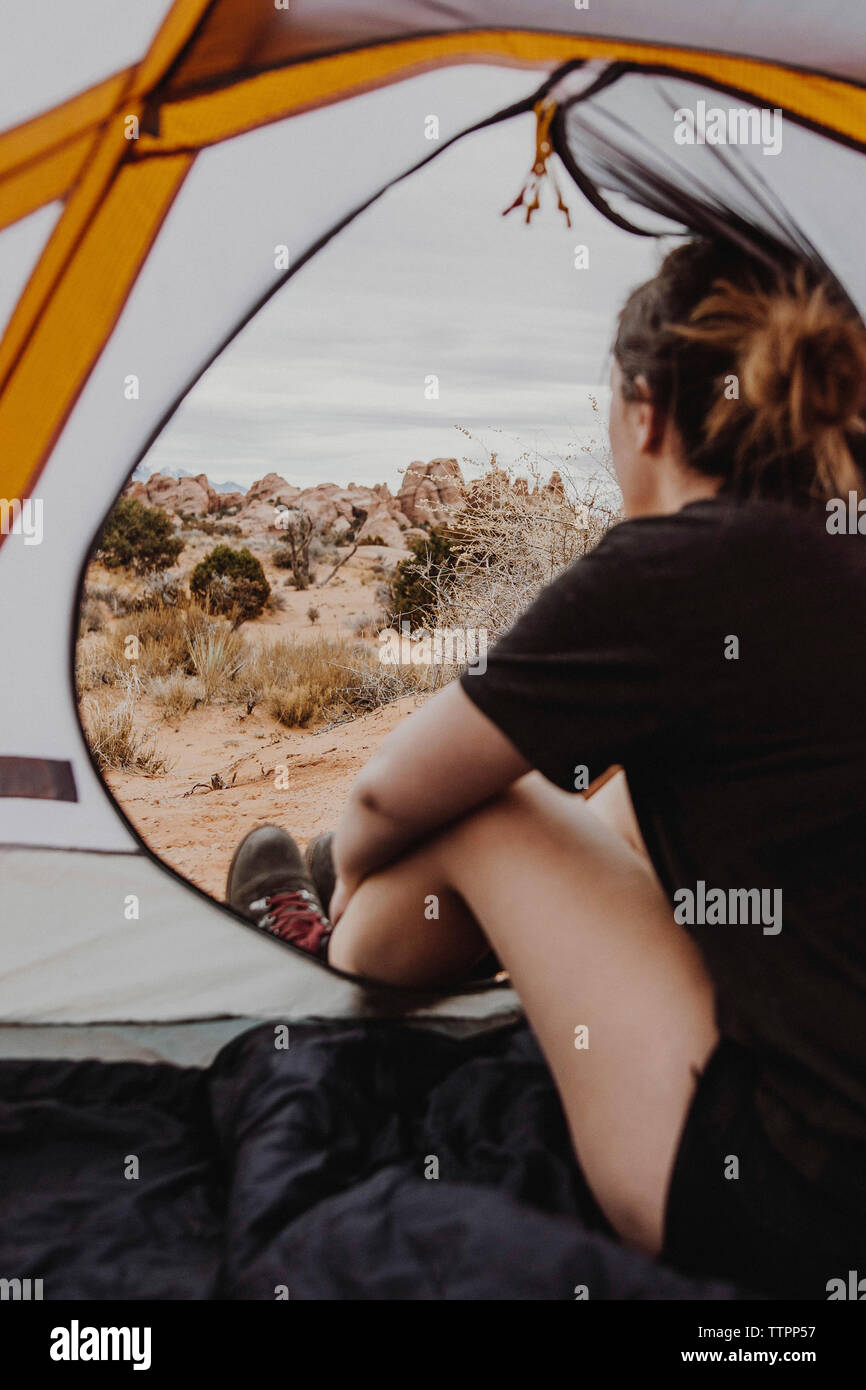 Woman full length rear view desert hi-res stock photography and images ...