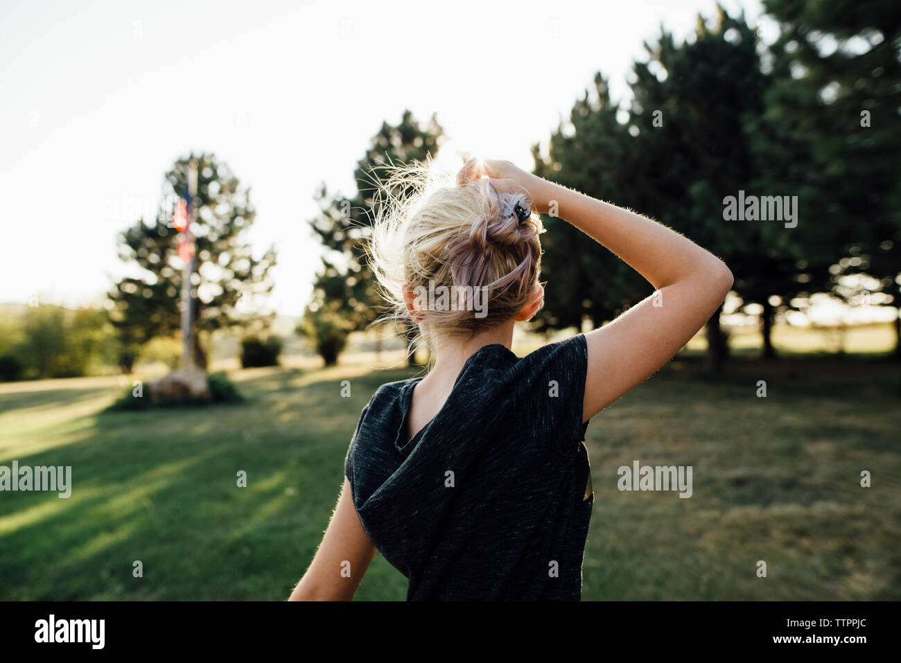 Girl standing in field hi-res stock photography and images - Alamy