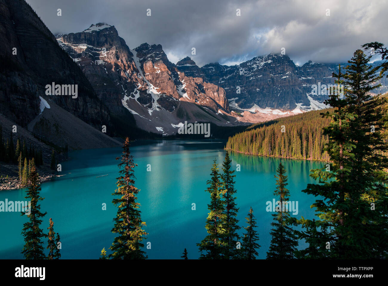 Moraine Lake Sunrise Stock Photo - Alamy
