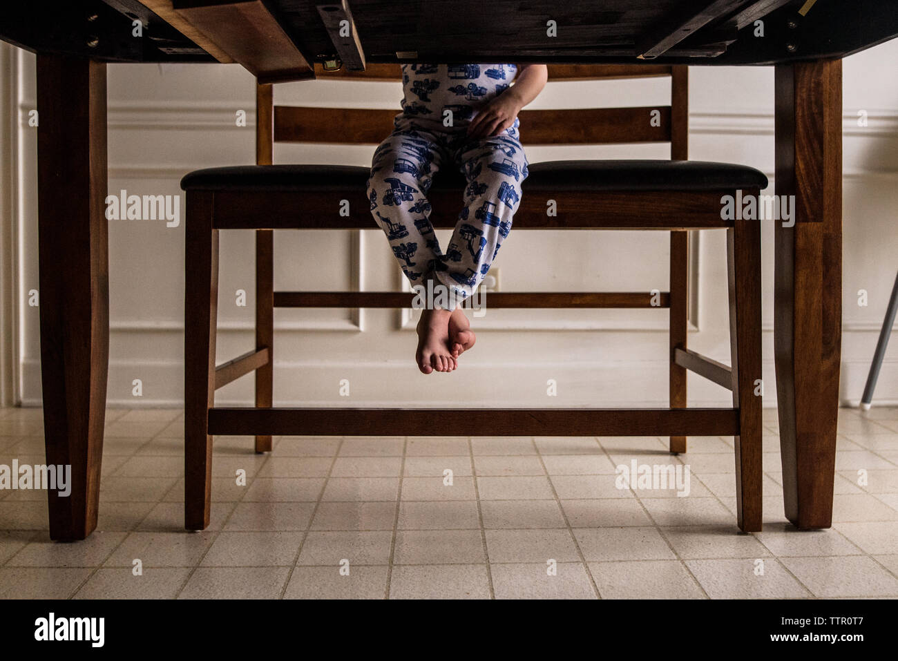 Legs dangling hires stock photography and images Alamy