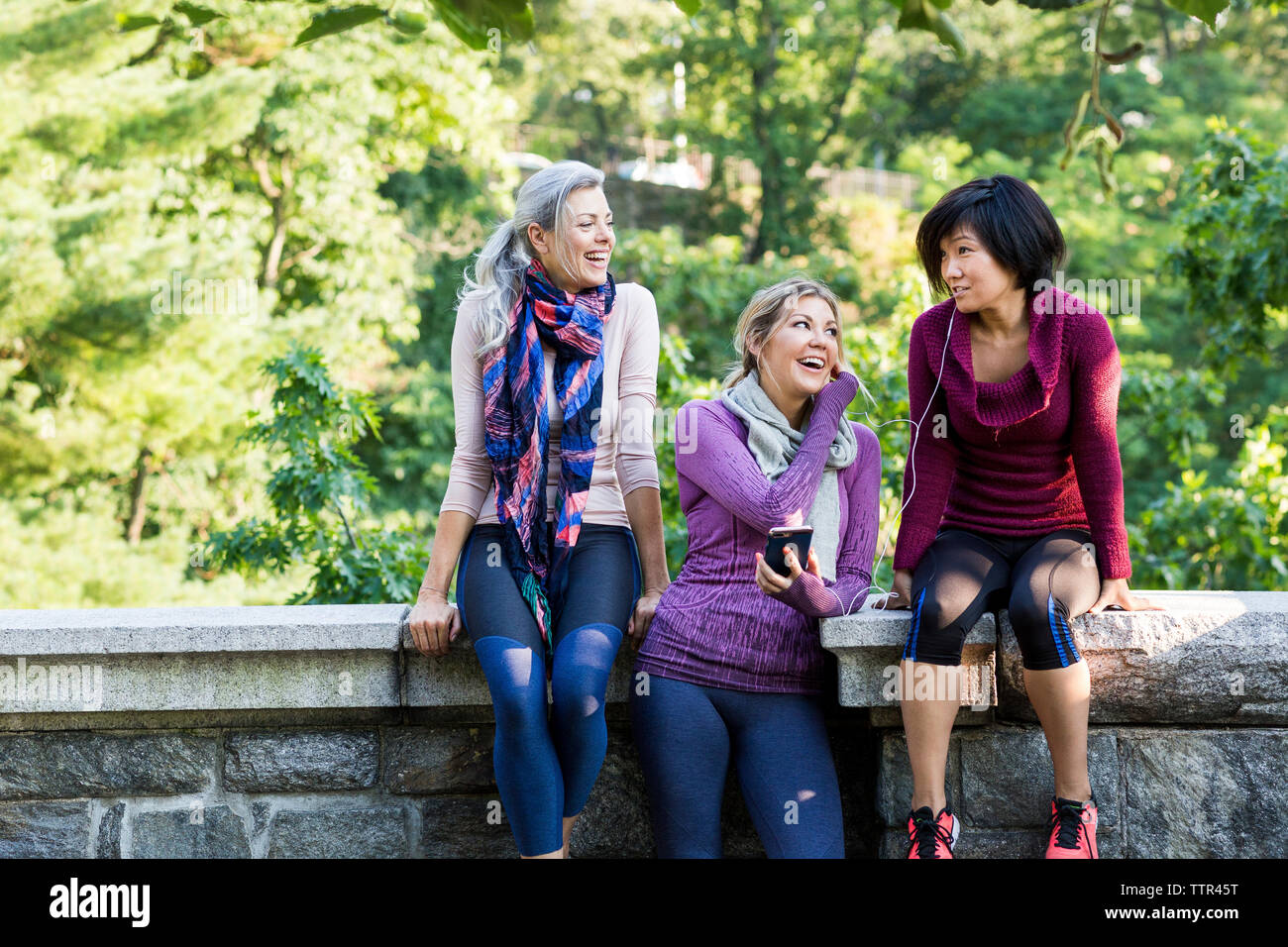 Three mature women friends laughing hi-res stock photography and images ...