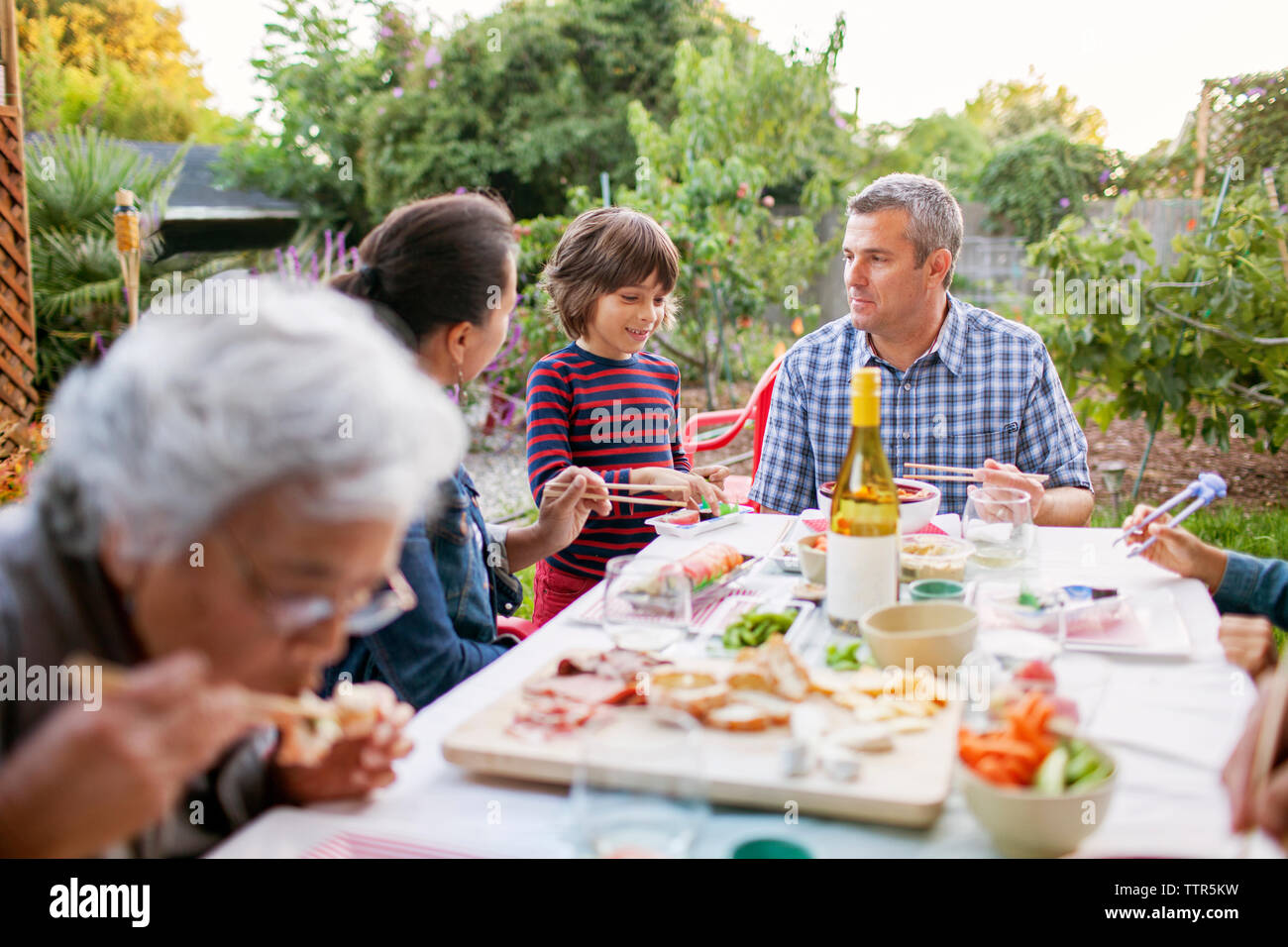 Table picnic food hi-res stock photography and images - Alamy