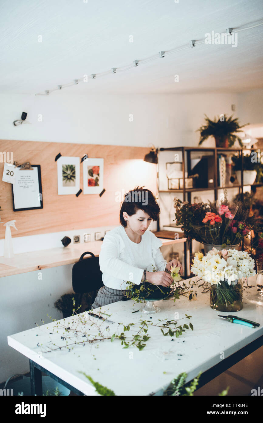 Floral foam arrangement hires stock photography and images Alamy