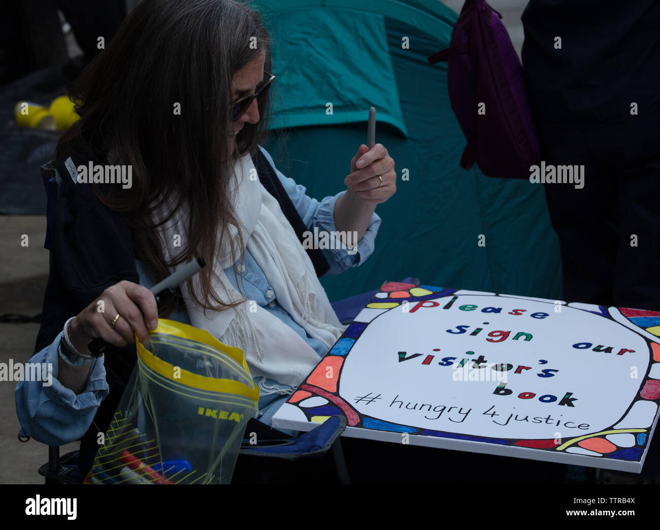 London, UK. 17th June 2019. Supporter of Richard Ratcliffe. who is on hunger strike in front of the Iranian embassy in London in protest of the detention of his wife Nazanin Zaghari in Iran over spying allegations. Credit: Joe Kuis / Alamy Stock Photo