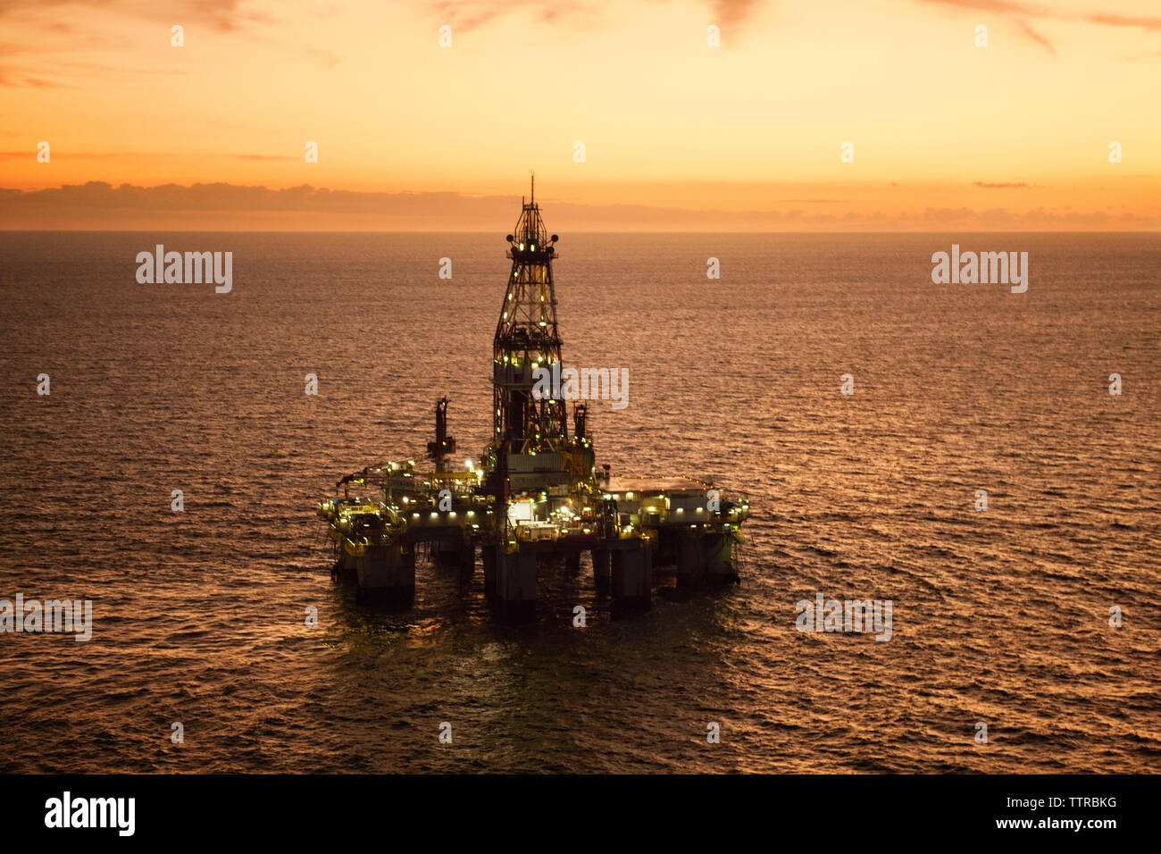 Oil Rig Angel Oil rig illuminated hi-res stock photography and images - Alamy