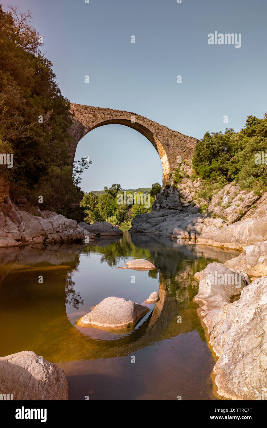 Arch bridge over river hi-res stock photography and images - Alamy