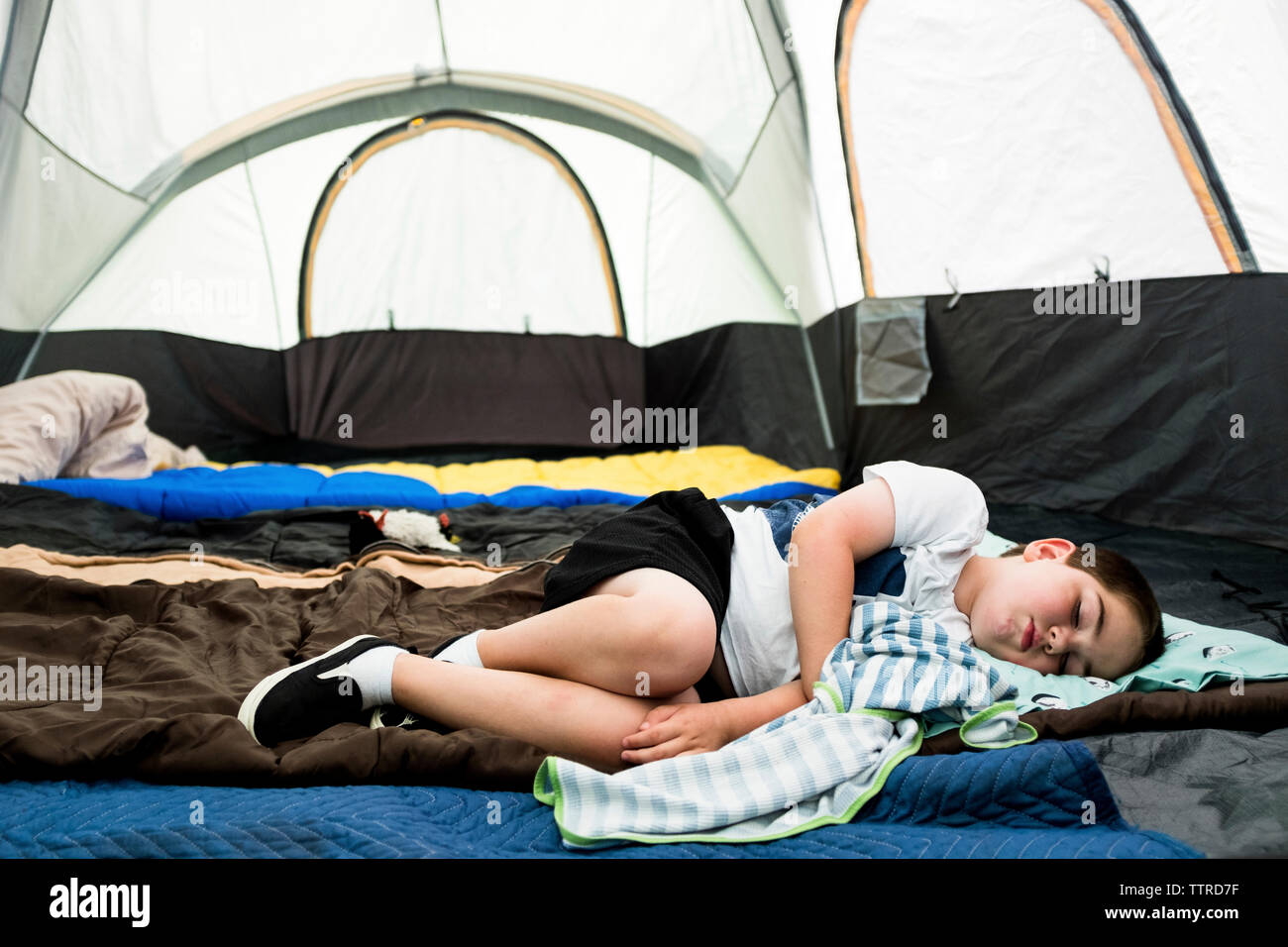 de eerste detectie Planeet Full length of boy sleeping in tent Stock Photo - Alamy