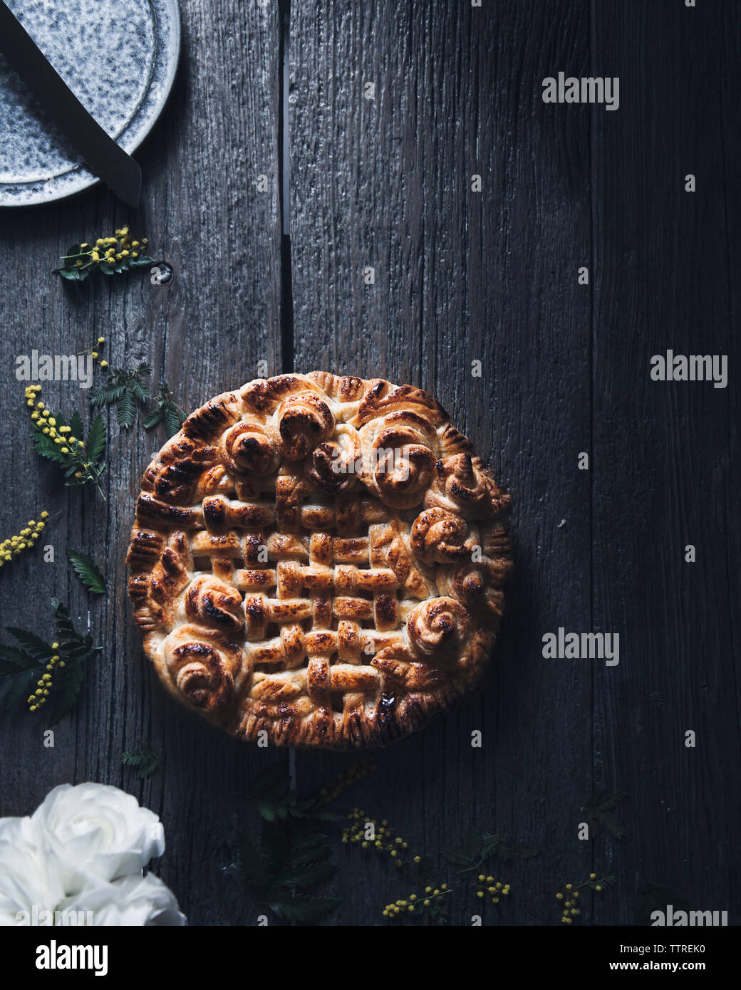 Overhead view of freshly baked apple pie on wooden table Stock Photo
