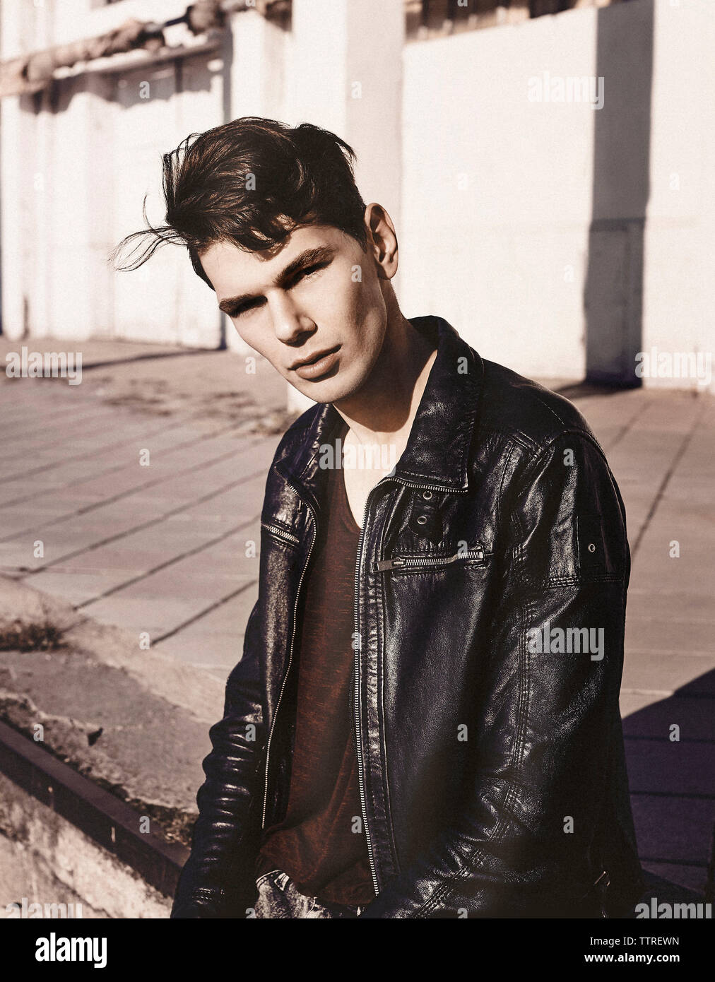Man wearing leather jacket hi-res stock photography and images - Alamy