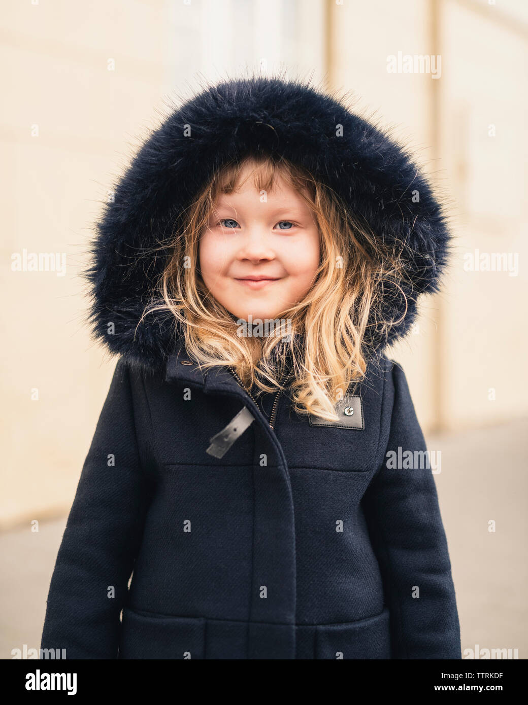 Girl wearing fur coat hi-res stock photography and images - Alamy