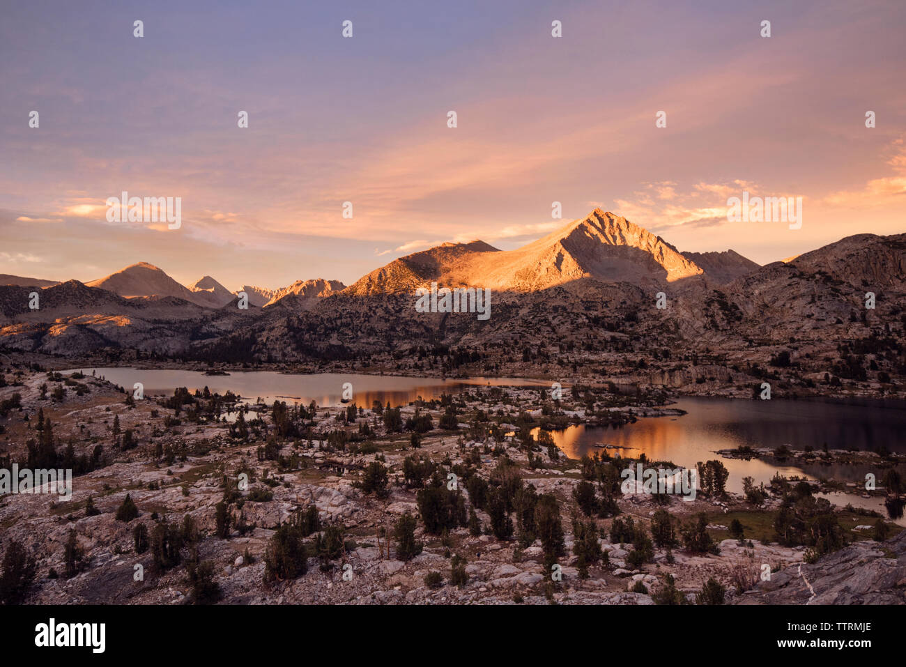 Mountains and lakes hi-res stock photography and images - Alamy