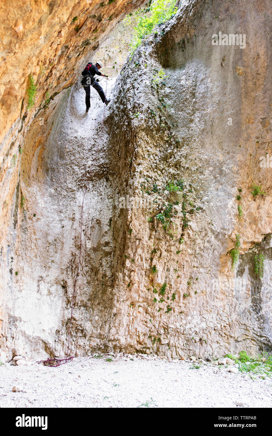 Climping Rocks Man climbing rocks hi-res stock photography and images - Alamy