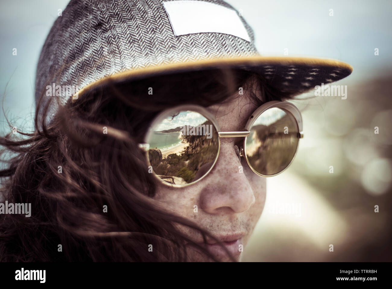 Woman wearing cap sunglasses hi-res stock photography and images - Alamy
