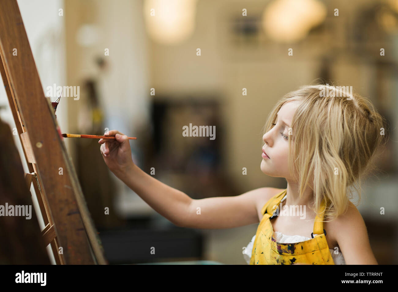 Girl painting canvas hi-res stock photography and images - Alamy