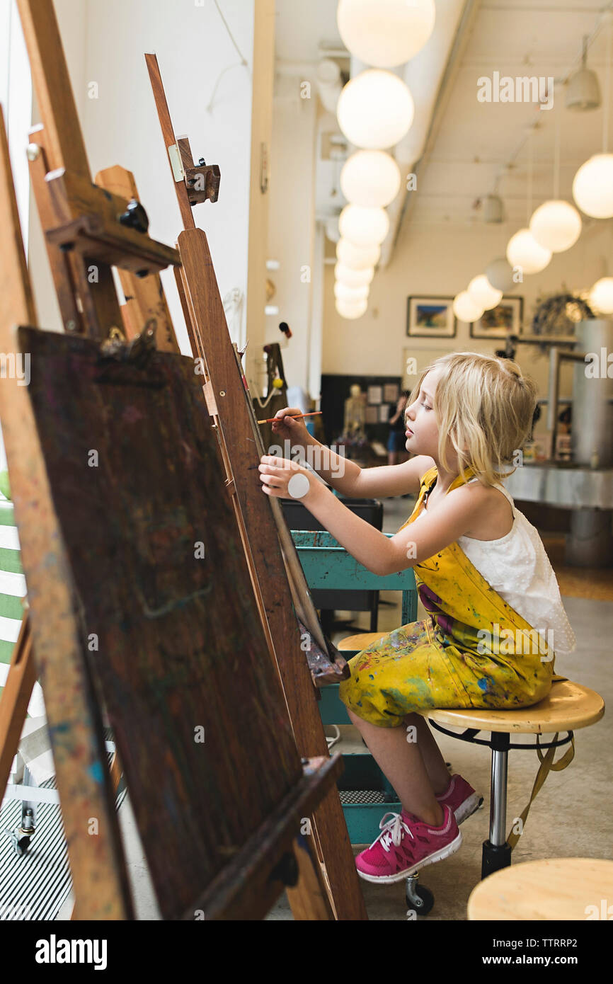 Girl painting on canvas hi-res stock photography and images - Alamy