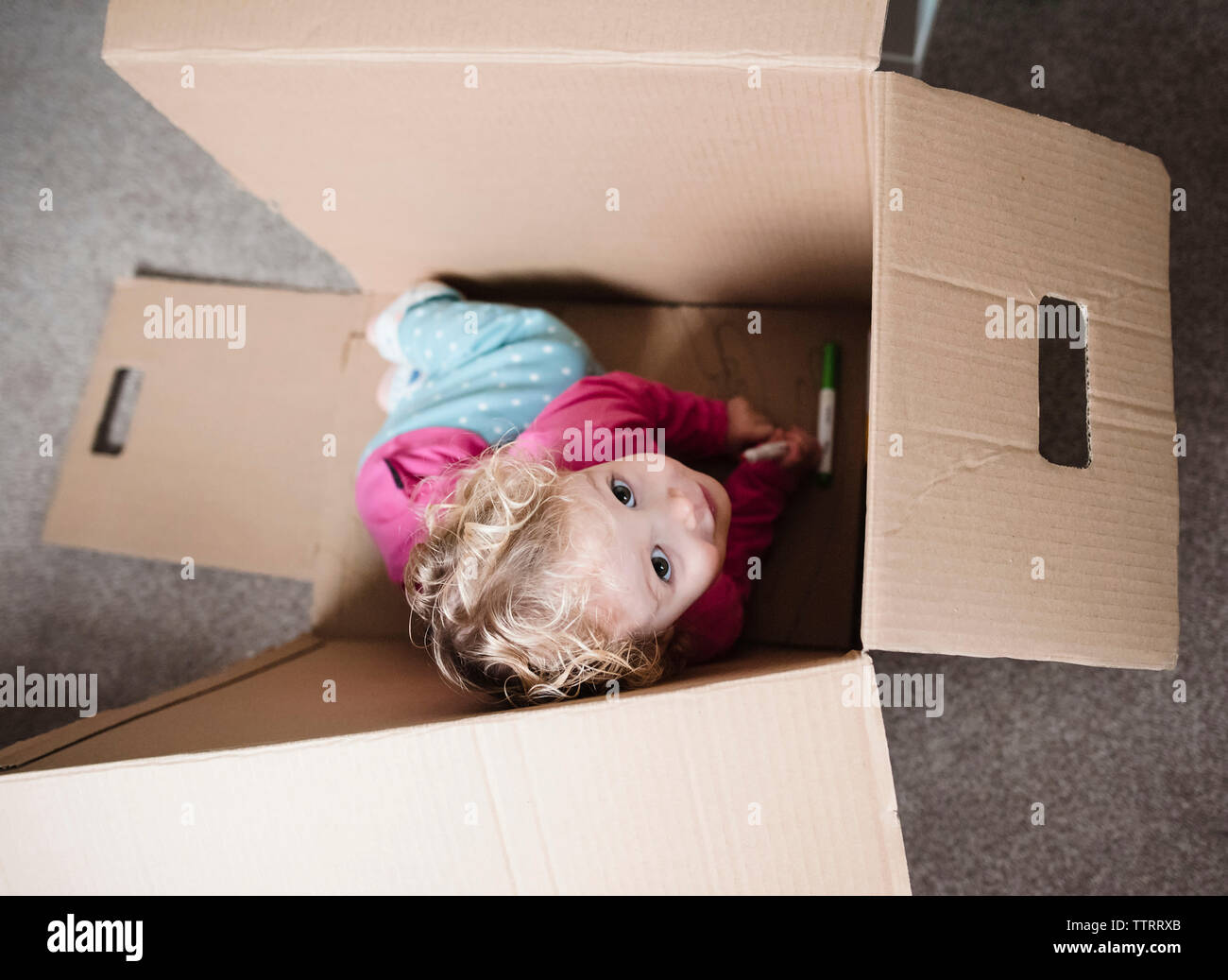 Girl sitting in cardboard box hi-res stock photography and images - Alamy