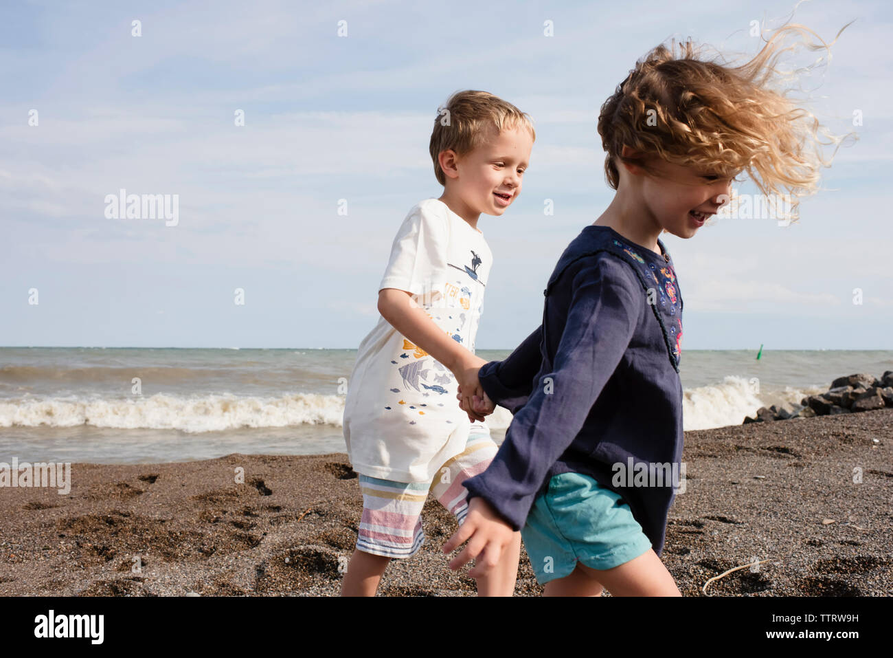 Siblings beach hi-res stock photography and images - Alamy