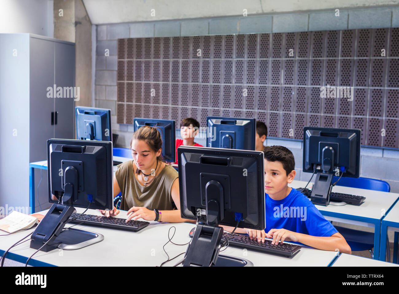 Young students using computers hi-res stock photography and images - Alamy