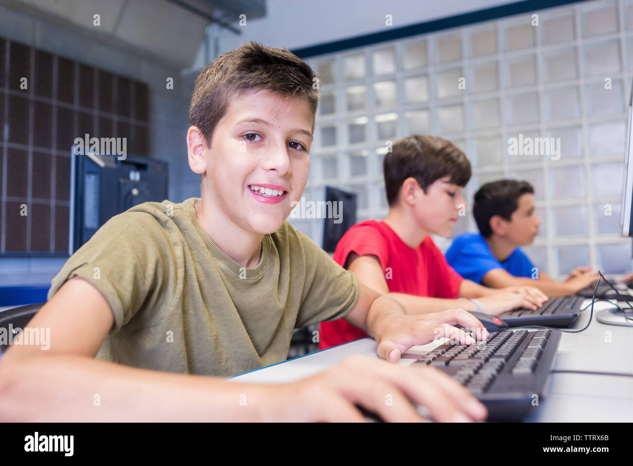 Classroom of computers hi-res stock photography and images - Alamy