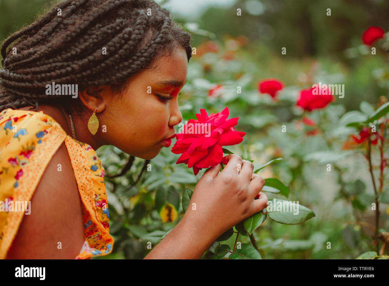 Girl red flowers hi-res stock photography and images - Alamy