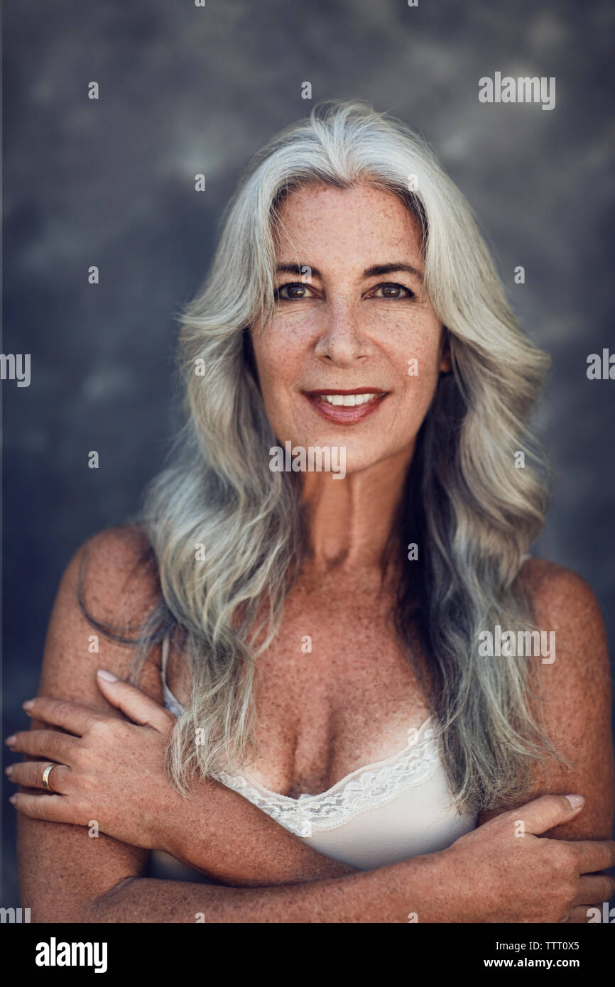Woman cleavage 50 hi-res stock photography and images photo