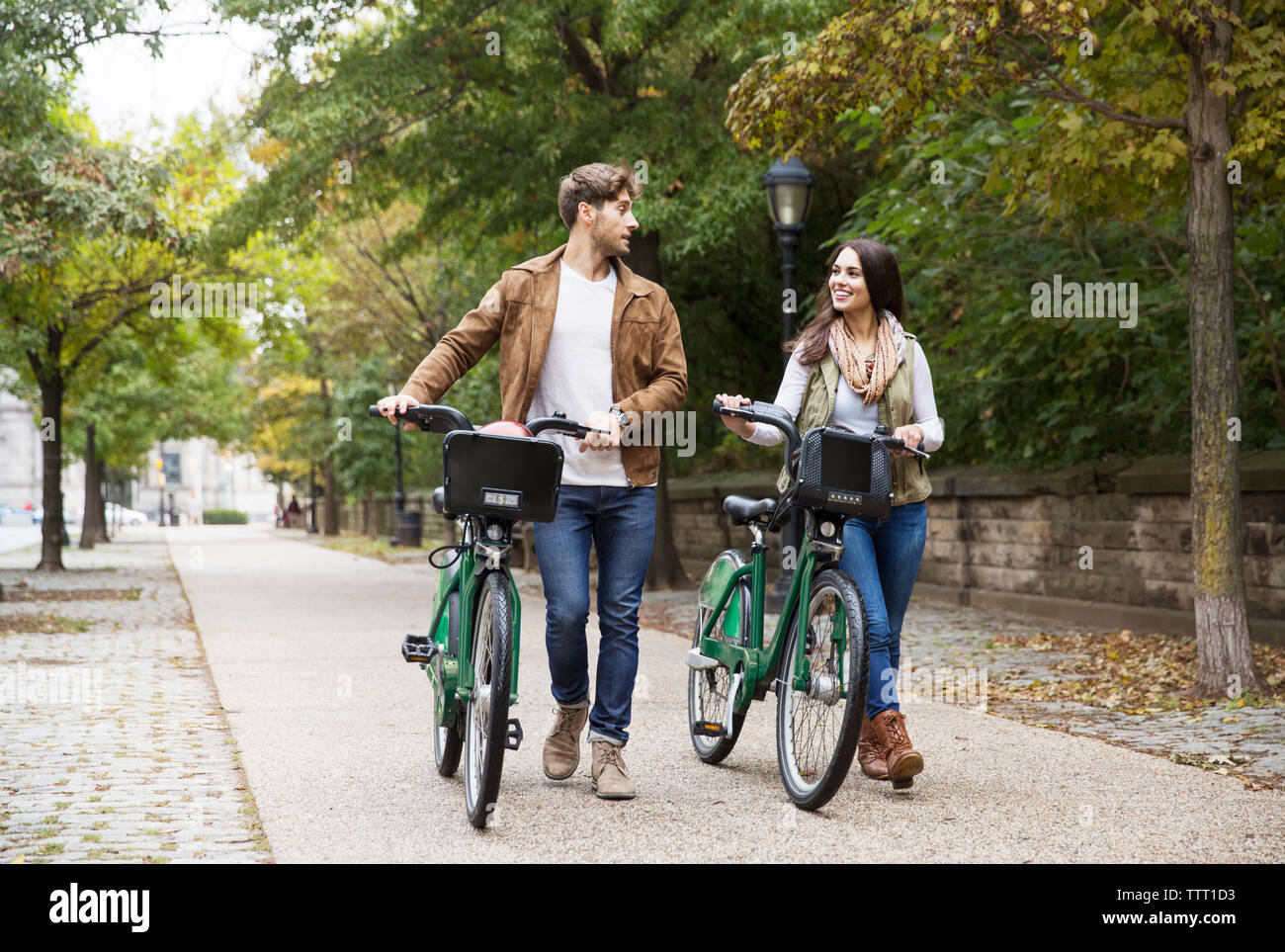Couple talking park hi-res stock photography and images - Alamy