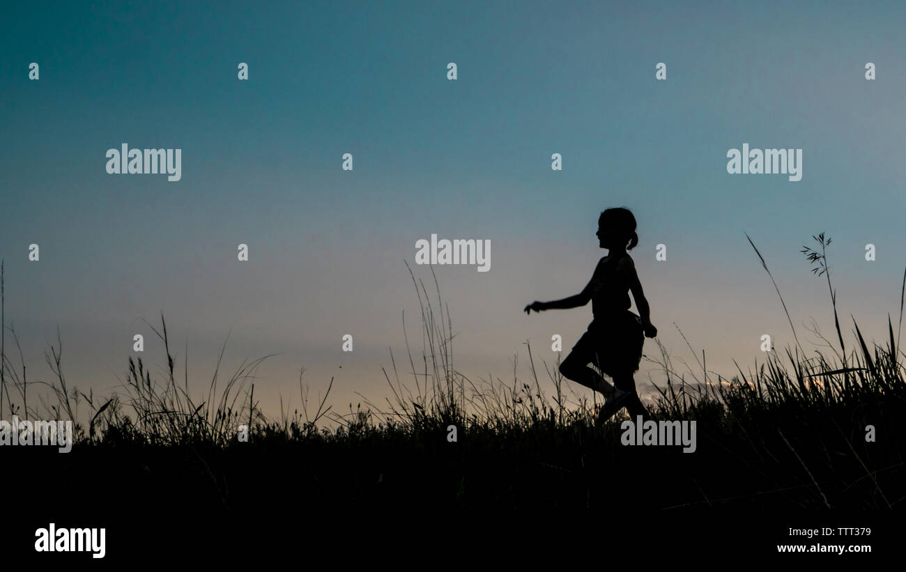 Girl walking silhouette hi-res stock photography and images - Alamy