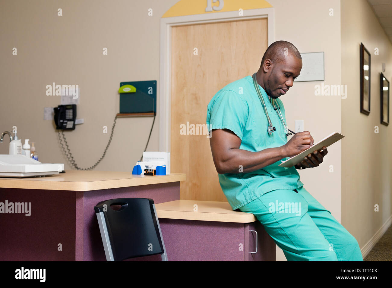 Doctor writing hi-res stock photography and images - Alamy