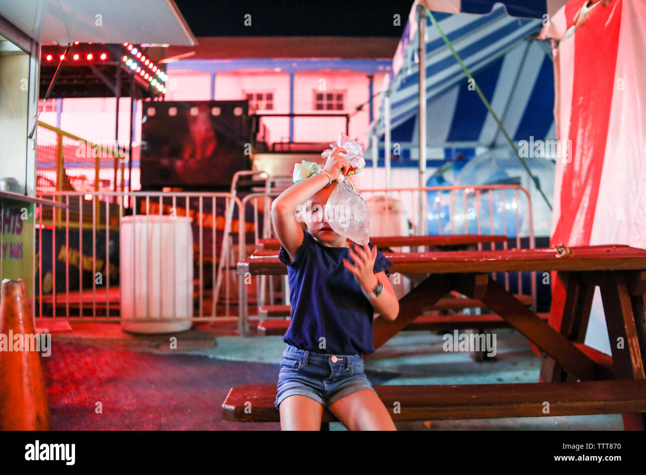 little girl with ice over eye injured at carnival virginia beach Stock